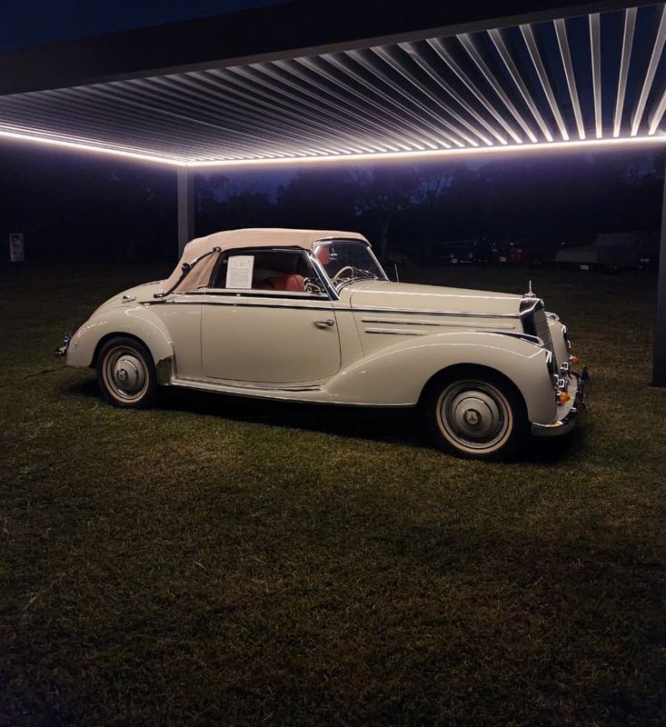 Mercedes-Benz cabriolet clásico iluminado de noche en el evento