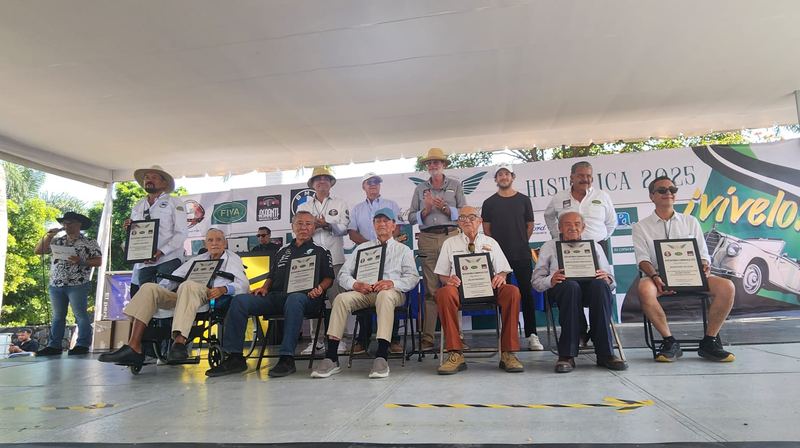 Premiación de la edición anterior en el escenario