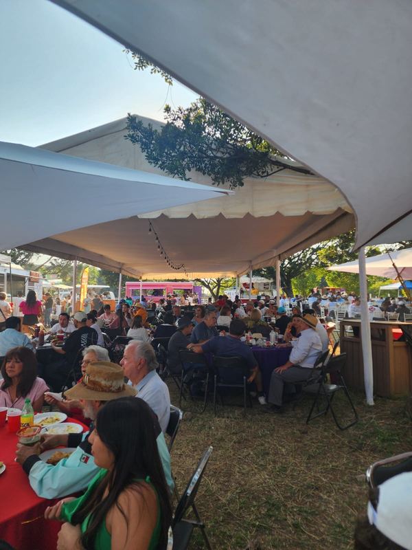 Público en la zona de alimentos del evento