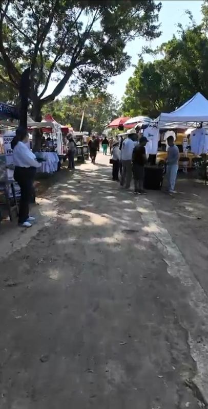 Asistentes recorriendo los andadores del evento
